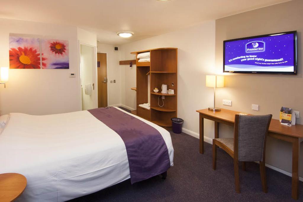 Premier Inn Cobham Cobham  Buitenkant foto