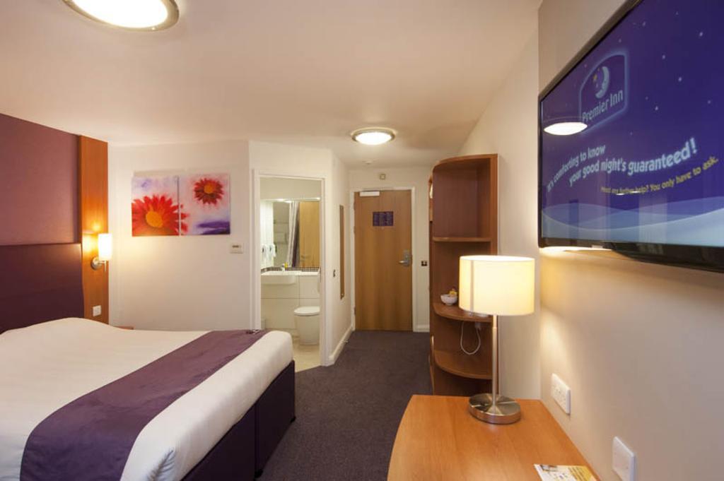 Premier Inn Cobham Cobham  Buitenkant foto