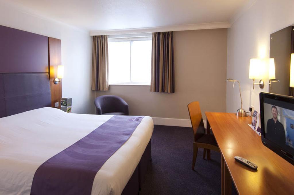 Premier Inn Cobham Cobham  Buitenkant foto