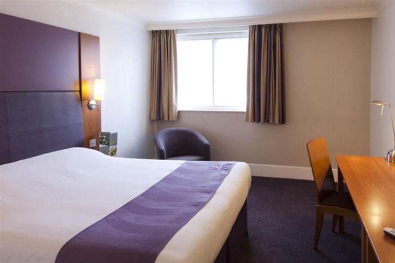 Premier Inn Cobham Cobham  Buitenkant foto