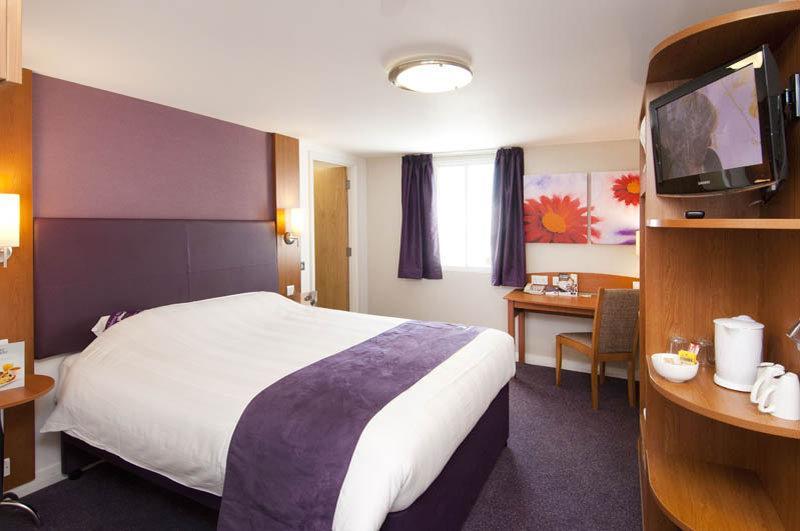 Premier Inn Cobham Cobham  Buitenkant foto